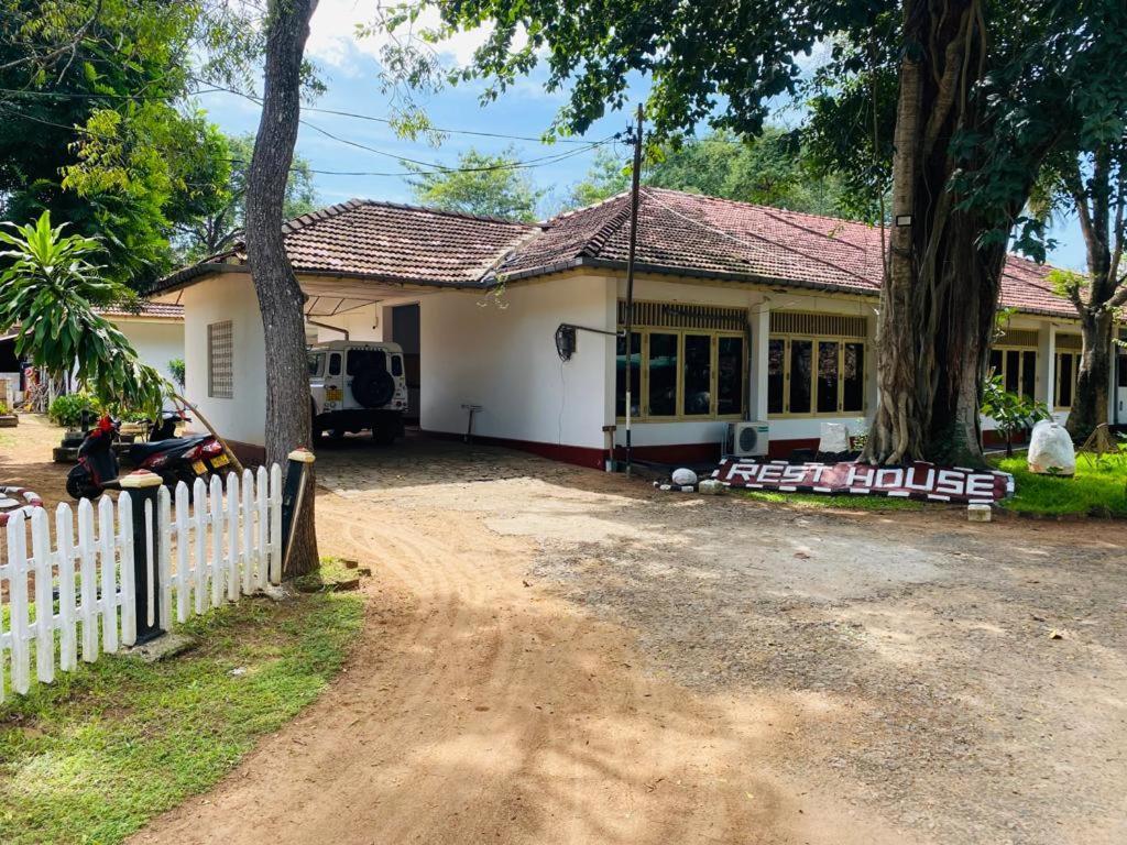 Resthouse Vavuniya 호텔 외부 사진